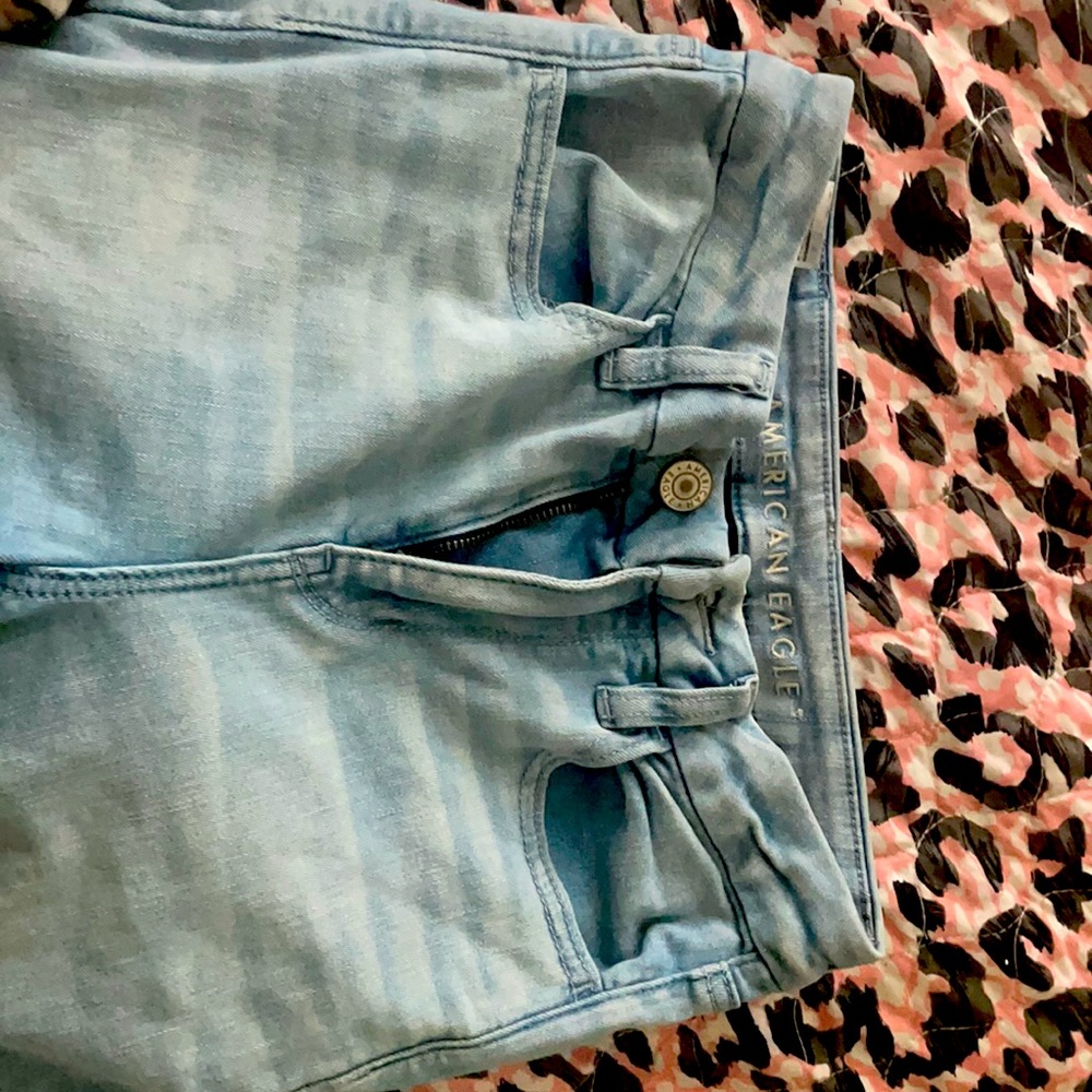 AMERICAN EAGLE HIGH WAIST SKINNY JEANS SIZE 4/ NO RIPS LIGHT WASH